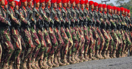 Sejumlah prajurit berbaris dalam gladi bersih Hari Ulang Tahun (HUT) ke-78 Tentara Nasional Indonesia (TNI) di Lapangan Silang Monumen Nasional (Monas), Gambir, Jakarta Pusat, Selasa (3/10/2023). Gladi bersih yang diikuti 4.630 personel dan 130 alutsista dari tiga matra TNI tersebut digelar untuk persiapan HUT TNI pada Kamis (5/10). ANTARA FOTO/Aditya Pradana Putra/YU