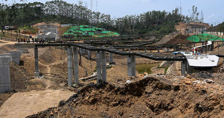 Suasana pembangunan Sumbu Kebangsaan di Ibu Kota Nusantara (IKN), Penajam Paser Utara, Kalimantan Timur, Jumat (22/9/2023). Presiden Joko Widodo menyebut progres pembangunan IKN sudah mencapai sekitar 40 persen. ANTARA FOTO/Sigid Kurniawan