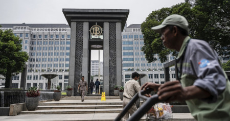 Pekerja melintas di depan kantor pusat Bank Indonesia, Jakarta. - Bloomberg/Rosa Panggabean