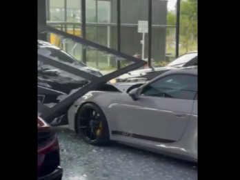 Polisi Dalami Dugaan Unsur Kesengajaan di Kasus Xpander Seruduk Showroom Porsche