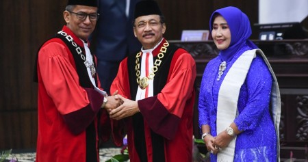 Ketua Mahkamah Konstitusi (MK) Suhartoyo (tengah) menerima ucapan selamat dari Wakil Ketua MK Saldi Isra usai membacakan sumpah jabatan di Gedung MK, Jakarta, Senin (13/11/2023). Hakim Konstitusi Suhartoyo menjadi ketua MK menggantikan Anwar Usman yang diberhentikan dari jabatan ketua oleh Majelis Kehormatan MK (MKMK) karena terbukti melanggar etik berat. ANTARA FOTO/Hafidz Mubarak A/YU