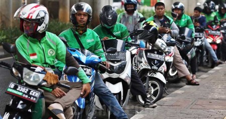 Driver ojek online (ojol) menunggu penumpang di kawasan Mayestik, Jakarta, Rabu (18/3/2020). Driver ojol bakal geruduk gedung Kemenaker imbas THR hanya berupa imbauan atau tidak wajib. Bisnis/Eusebio Chrysnamurti