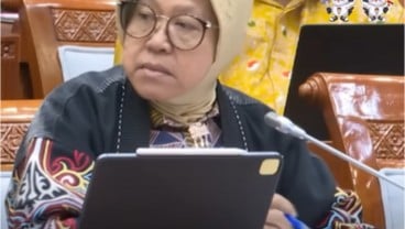 Momen Risma Menangis Kala DPR "Lihat Wajah Mensos" Pada Lansia yang Tak Dapat Bansos