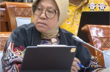 Momen Risma Menangis Kala DPR "Lihat Wajah Mensos" Pada Lansia yang Tak Dapat Bansos