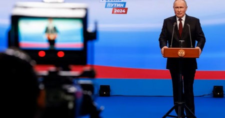 Presiden Vladimir Putin berbicara setelah tempat pemungutan suara ditutup di Moskow./Reuters