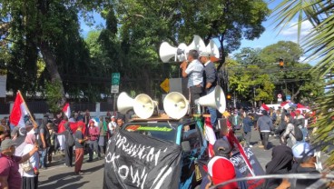 Massa Demo Pro dan Kontra Hasil Pemilu Mulai Banjiri Depan Gedung KPU