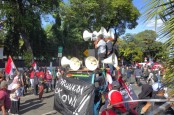 Massa Demo Pro dan Kontra Hasil Pemilu Mulai Banjiri Depan Gedung KPU