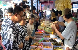 Jelang Pengumuman Hasil Pemilu, Anies-Cak Imin Sempatkan Berburu Takjil di Pasar Benhil
