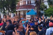 Refly Harun Jadi Orator Massa Kontra Hasil Pemilu, Kubu Pro Setel Lagu Oke Gas