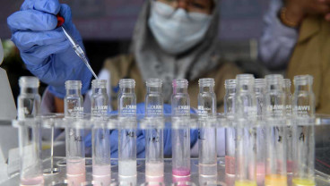 Petugas Badan POM Melakukan Pengujian Cepat Pada Takjil Yang Dijual di Jalanan
