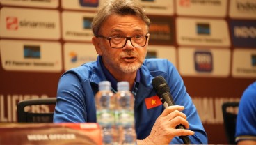 Indonesia vs Vietnam: Philippe Troussier Marahi Wartawan saat Konferensi Pers