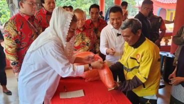 Yayasan Sam Poo Kong Bagikan 5 Ton Beras Murah Buat Ojol dan Masyarakat Sekitar