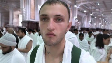 Anwar Hadid dan Aly Goni Laksanakan Umrah Saat Ramadan