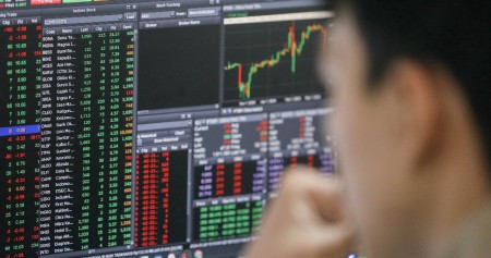 Karyawan mengamati pergerakan harga saham di Profindo Sekuritas, Jakarta, Rabu (20/3/2024). Bisnis/Eusebio Chrysnamurti
