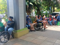 Potret Evakuasi Pasien Rumah Sakit Akibat Gempa Mag 6,0 di Tuban