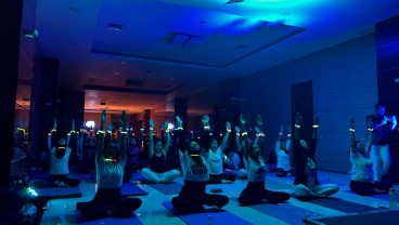 Harris Sentraland Semarang Rayakan Earth Hour Lewat Light Up Yoga
