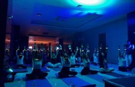 Harris Sentraland Semarang Rayakan Earth Hour Lewat Light Up Yoga