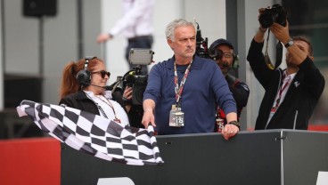 Lagi Nganggur, Jose Mourinho Jadi Pengibar Bendera di MotoGP Portugal