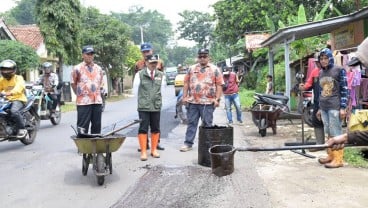 Jelang Arus Mudik, Jalan di Kuningan Diperbaiki