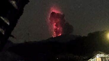 Gunung Marapi Semburkan Lava Pijar Setinggi 1.500 Meter dari Puncak Kawah