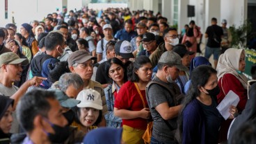 Cerita Warga Rela Antre Sejak Pagi Demi Tukar Uang Baru untuk THR Lebaran