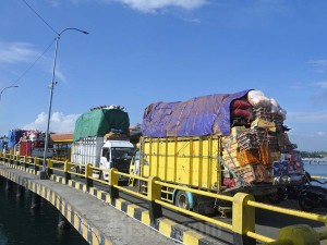 Sejumlah truk antre memasuki KMP Munggiyango Hulalo di Pelabuhan Jangkar, Situbondo, Jawa Timur, Jumat (29/3/2024). Antara/Seno