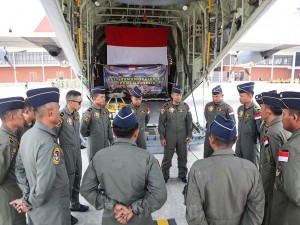 Sejumlah kru pesawat Hercules C-130J TNI AU melakukan koordinasi seusai upacara keberangkatan bantuan kemanusiaan untuk Palestina di Lanud Halim Perdanakusuma, Jakarta, Jumat (29/3/2024). Antara/Asprilla Dwi Adha