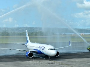 Pesawat Airbus A320 milik maskapai penerbangan asal India IndiGo mendarat perdana di Bandara Internasional I Gusti Ngurah Rai, Badung, Bali, Jumat (29/3/2024). Antara/Fikri Yusuf
