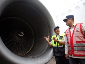 Menteri Perhubungan Budi Karya Sumadi (kanan) memeriksa kesiapan pesawat untuk melayani penerbangan arus mudik Lebaran 2024 di Bandara Soekarno-Hatta, Tangerang, Banten, Jumat (29/3/2024). Antara/Muhammad Iqbal