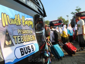 Sejumlah santri menaiki bus saat mengikuti mudik bareng di parkiran makam KH Abdurrahman Wahid atau Gus Dur Tebuireng, Kabupaten Jombang, Jawa Timur, Sabtu
