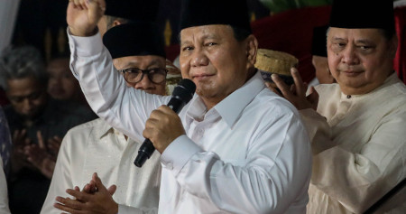 Didampingi Sang Anak, Prabowo Mendarat di China untuk Temui Xi Jinping. Calon Presiden nomor urut 2 Prabowo Subianto didampingi sejumlah Ketua Umum Partai Koalisi Indonesia Maju menyampaikan pidato politik usai penetapan hasil Pemilu 2024 di Jalan Kertanegara, Jakarta, Rabu (20/3/2024). Bisnis/Eusebio Chrysnamurti