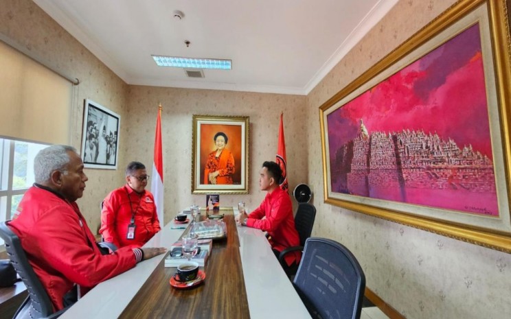 Sekjen PDIP Hasto Kristiyanto menerima Wali Kota Solo Gibran Rakabuming Raka di kantor DPP PDIP, Selasa (22/5/2023). Hasto didampingi Ketua Bidang Kehormatan PDIP Komarudin Watubun. - Istimewa