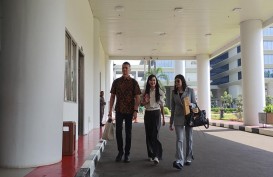 Beda Nasib dengan Harvey, Sandra Dewi Keluar Dari Kejagung Tanpa Rompi Tahanan