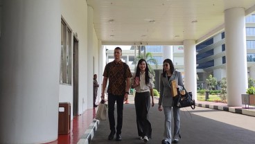 Beda Nasib dengan Harvey, Sandra Dewi Keluar Dari Kejagung Tanpa Rompi Tahanan