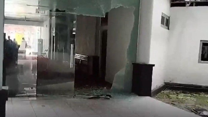 Viral 2 Anggota DPRD Maluku Ngamuk Rusak Kantor, Diduga Kesal THR Tak Cair