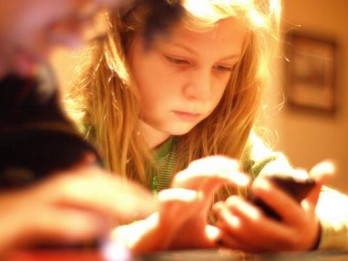 8 Tips Parenting Untuk Mengatasi Anak yang Kecanduan Bermain Gadget
