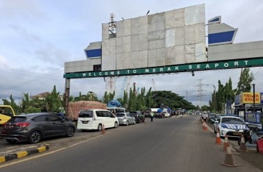 Arus Lalin ke Pelabuhan Merak Tak Bisa Gerak, Jalan Tol Macet 7 Km!