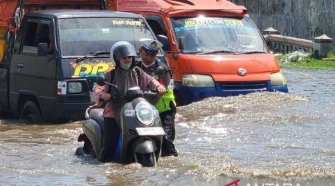 Arus Mudik Pantura Kaligawe Semarang Terganggu Banjir