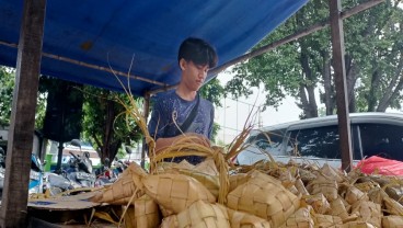 Harga Ketupat Makin Mahal Jelang Lebaran, Pedagang Cuan Besar