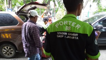 Kisah Haru Porter Stasiun Gambir, Harus Cari Nafkah Saat Perayaan Idulfitri