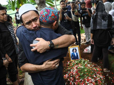 Isak Tangis Warnai Prosesi Pemakaman Jenazah Komedian Babe Cabita