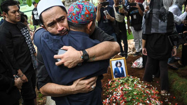 Isak Tangis Warnai Prosesi Pemakaman Jenazah Komedian Babe Cabita