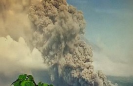 Jelang Lebaran, Gunung Semeru Meletus Lontarkan Abu Vulkanik 1 Km
