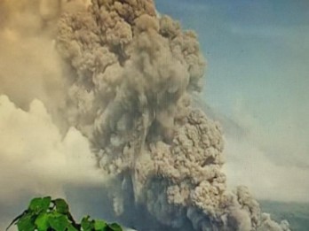Jelang Lebaran, Gunung Semeru Meletus Lontarkan Abu Vulkanik 1 Km