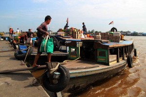 Mudik Lebaran Menggunakan Kapal Kayu di Kalimantan Barat