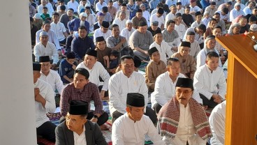 Jusuf Kalla dan Adhyaksa Dault Menunaikan Salat Idulfitri di Masjid Al-Azhar