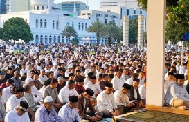 Potret Ribuan Jemaah Tunaikan Salat Idulfitri di Masjid Al-Azhar
