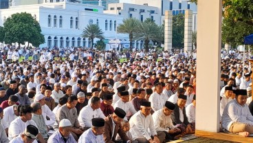 Potret Ribuan Jemaah Tunaikan Salat Idulfitri di Masjid Al-Azhar