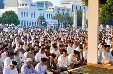 Potret Ribuan Jemaah Tunaikan Salat Idulfitri di Masjid Al-Azhar