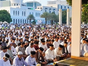 Potret Ribuan Jemaah Tunaikan Salat Idulfitri di Masjid Al-Azhar